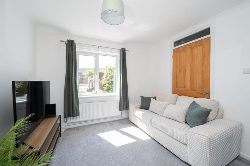 Stylish 3-Bed Home, 10 Min Gatwick, WiFi and Parking House in Crawley