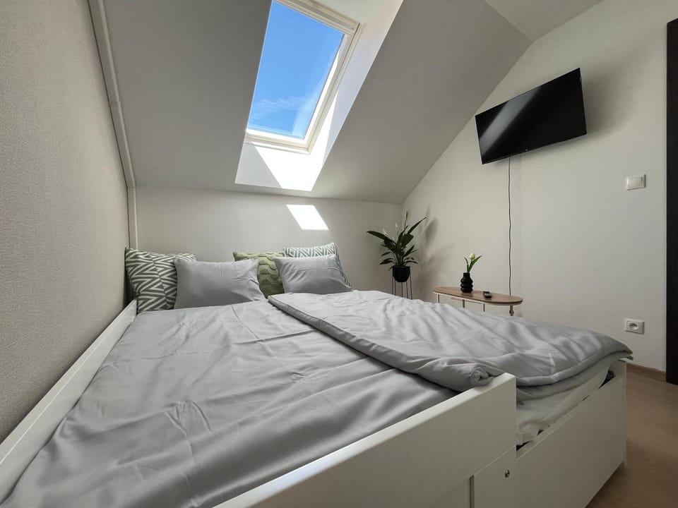 Photo of the whole room, Bedroom