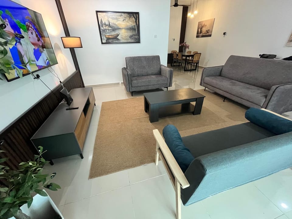 Communal lounge/ TV room, TV and multimedia, Living room, Seating area, Evening entertainment