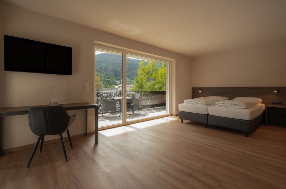Bed, Natural landscape, TV and multimedia, View (from property/room), Balcony/Terrace, Photo of the whole room, Bedroom, Mountain view