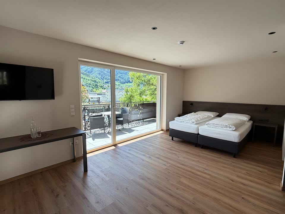 Bed, TV and multimedia, Balcony/Terrace, Photo of the whole room, Bedroom