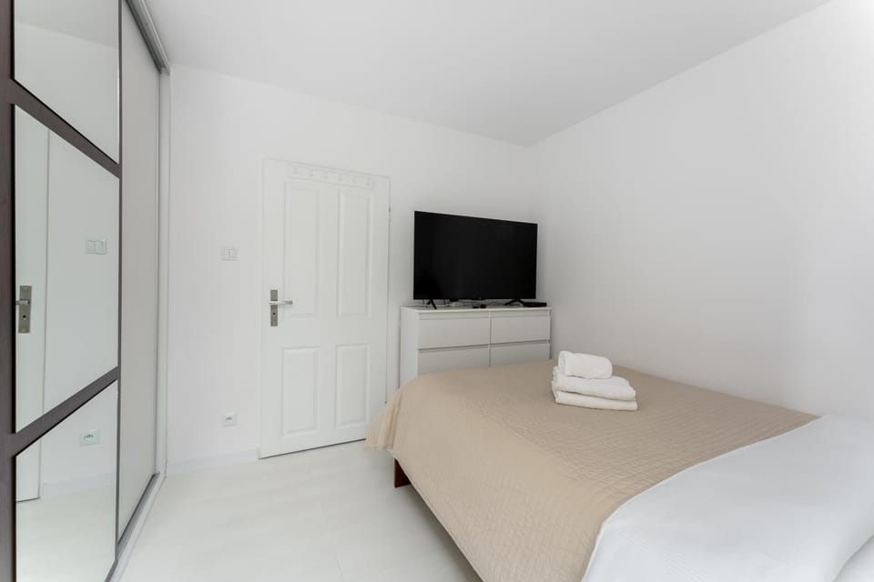 Bed, TV and multimedia, Bedroom, towels, wardrobe