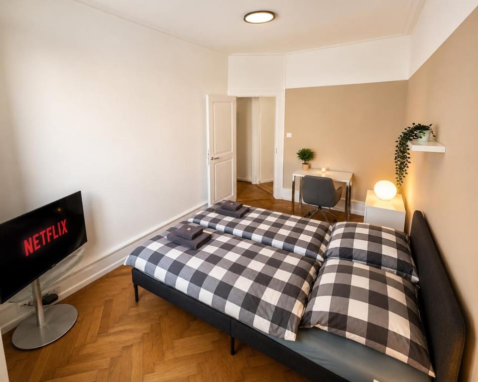 Bed, TV and multimedia, Photo of the whole room, Bedroom