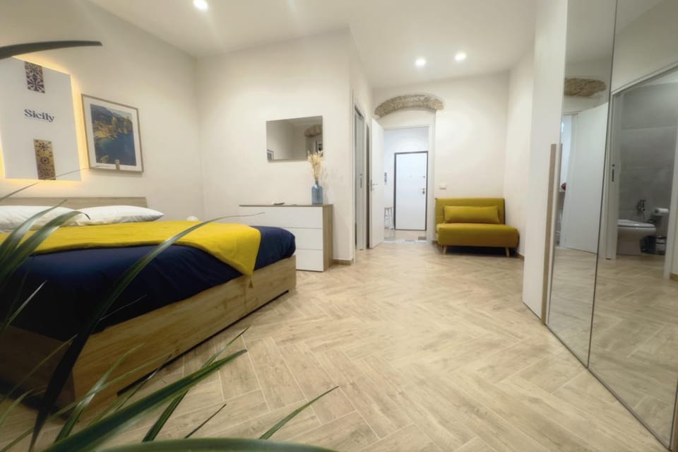 Bedroom, Breakfast