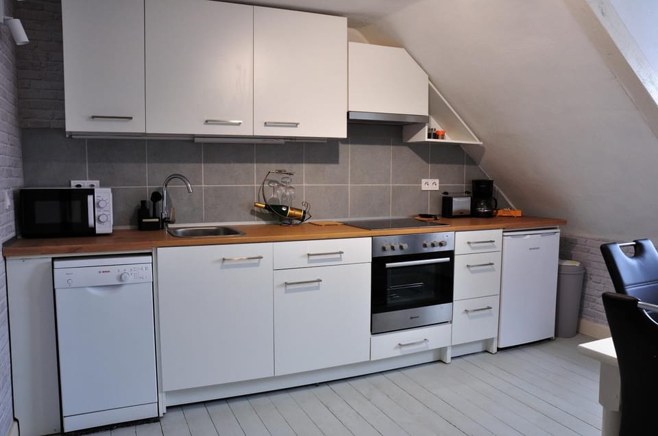 Coffee/tea facilities, Kitchen or kitchenette, dishwasher, oven, stove, toaster