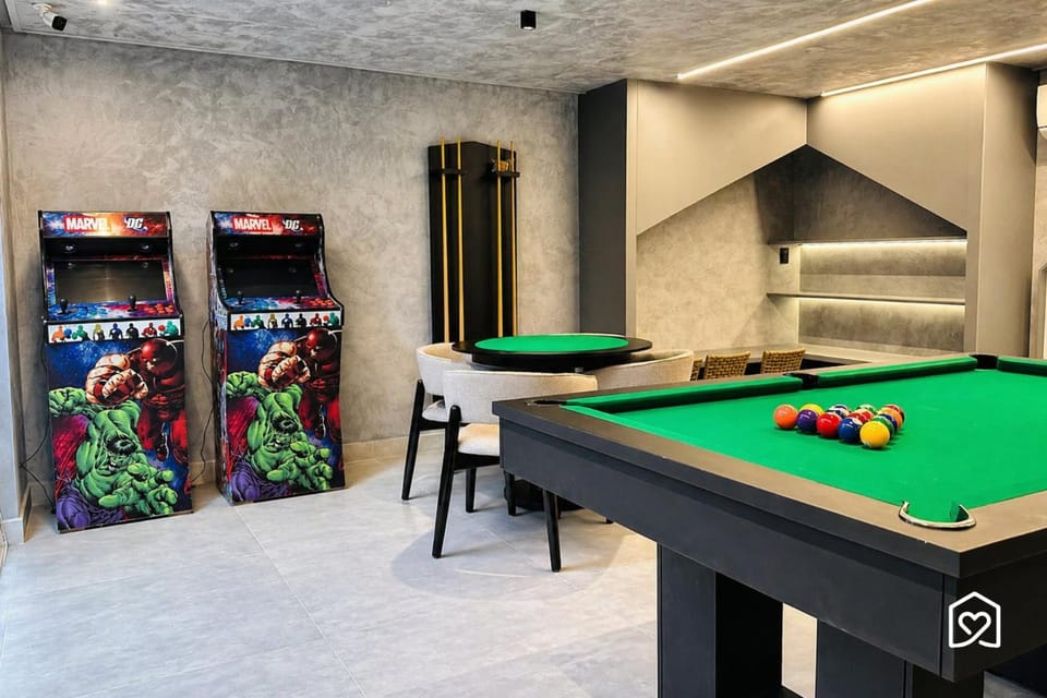 Billiard, Game Room