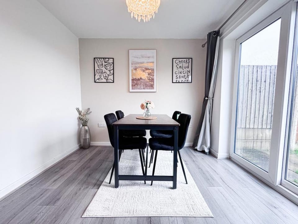 Lokfu LT By Furnished Accommodation Free Parking CCTV Long Stay Discounts 4 beds Apartment in Salford