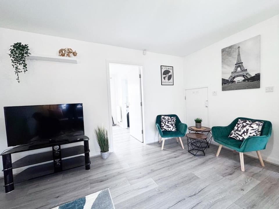 Lokfu LT By Furnished Accommodation Free Parking CCTV Long Stay Discounts 4 beds Apartment in Salford