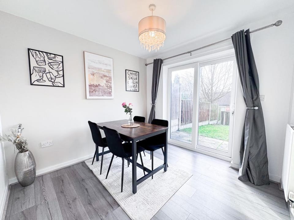 Lokfu LT By Furnished Accommodation Free Parking CCTV Long Stay Discounts 4 beds Apartment in Salford