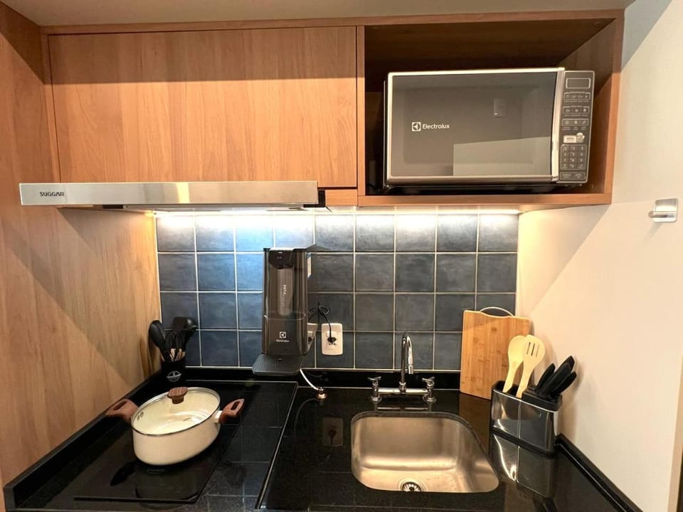 Kitchen or kitchenette, microwave, stove