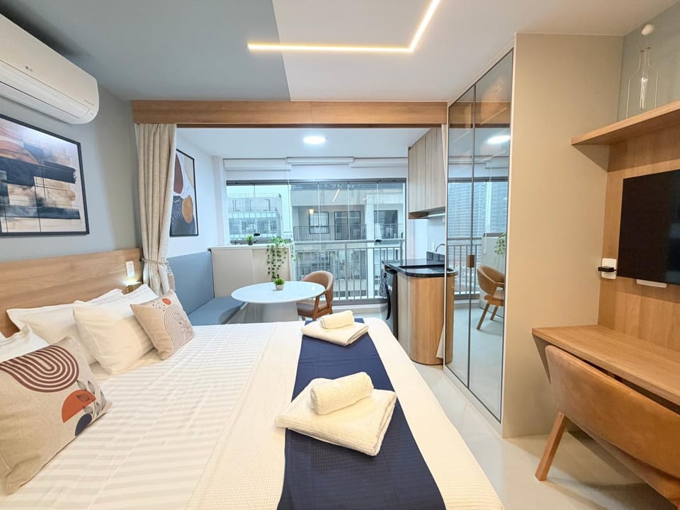 Bed, TV and multimedia, Photo of the whole room, Dining area, Bedroom, towels, air conditioner