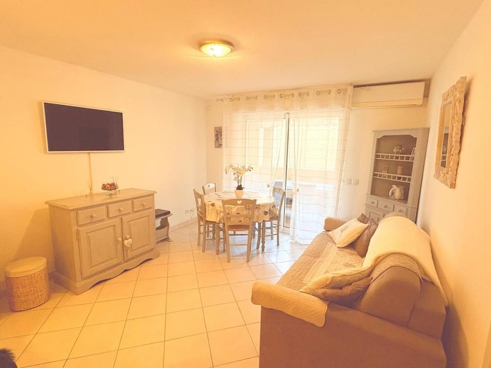 Spacieux 2 pièces ,1 chambre,clim, centre ville, garage Apartment in Sainte-Maxime