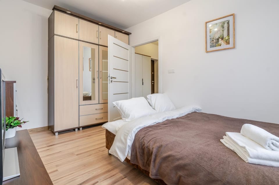 Bed, Photo of the whole room, towels, wardrobe