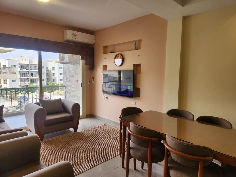 Communal lounge/ TV room, TV and multimedia, Living room, Seating area, Dining area, Evening entertainment, air conditioner