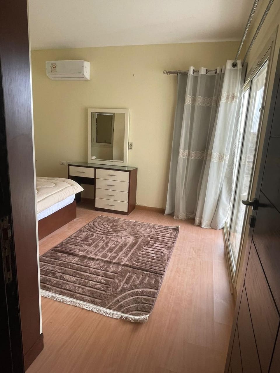 Bedroom, sunbed
