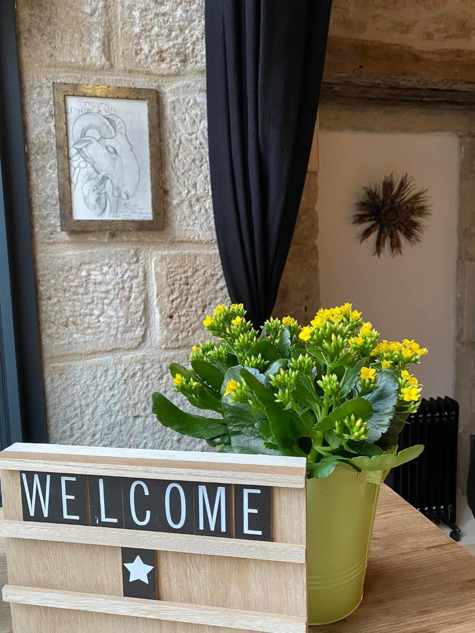 Restaurant/places to eat, Lounge or bar