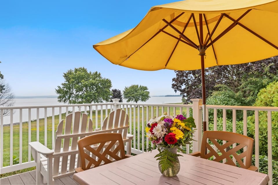 View (from property/room), Balcony/Terrace, Lake view
