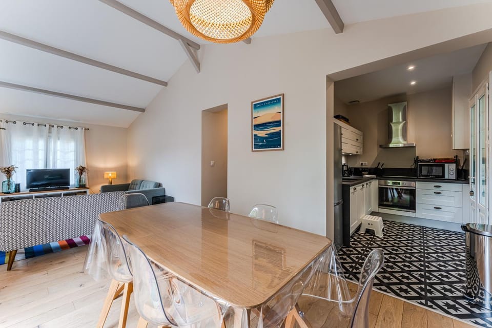 Property building, Kitchen or kitchenette, Living room