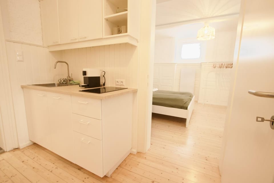 Coffee/tea facilities, Kitchen or kitchenette, Photo of the whole room, stove