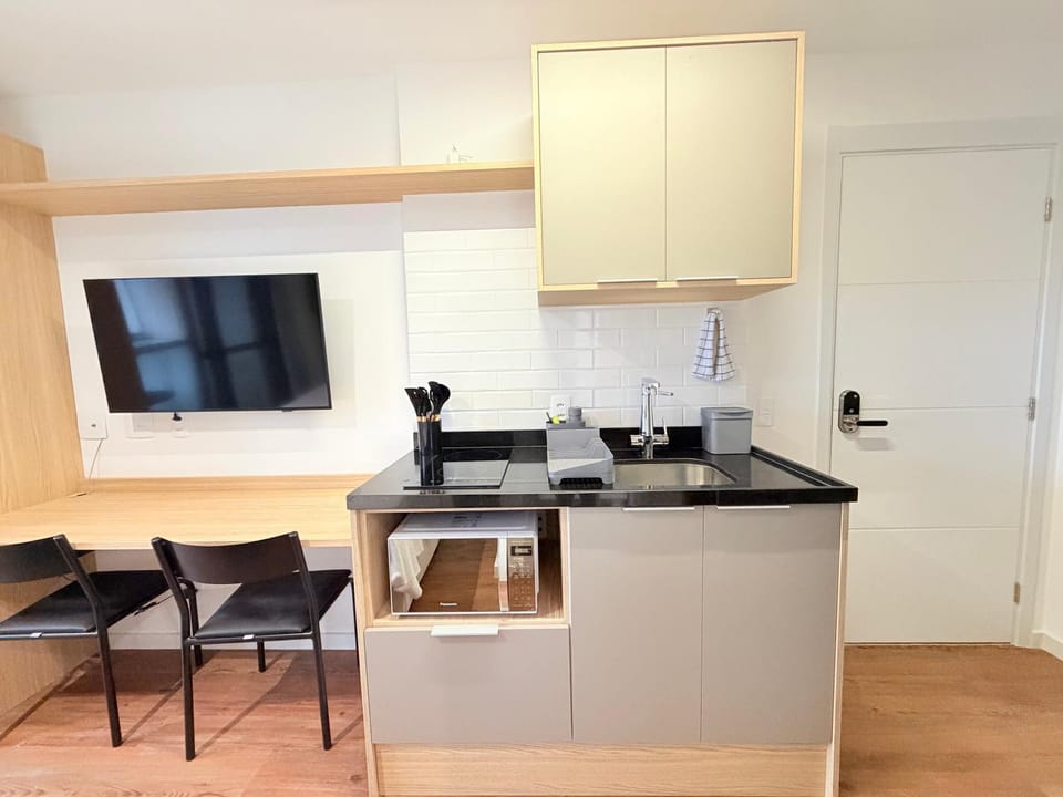 Kitchen or kitchenette, Dining area, microwave, stove