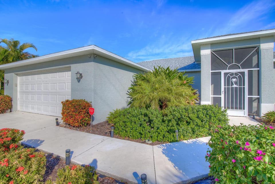 Lazy Lagoon 1010 House in Cape Coral