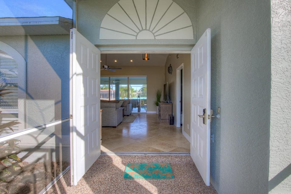 Lazy Lagoon 1010 House in Cape Coral