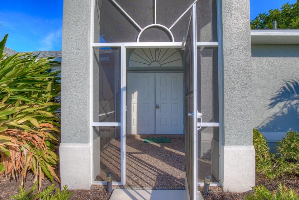 Lazy Lagoon 1010 House in Cape Coral