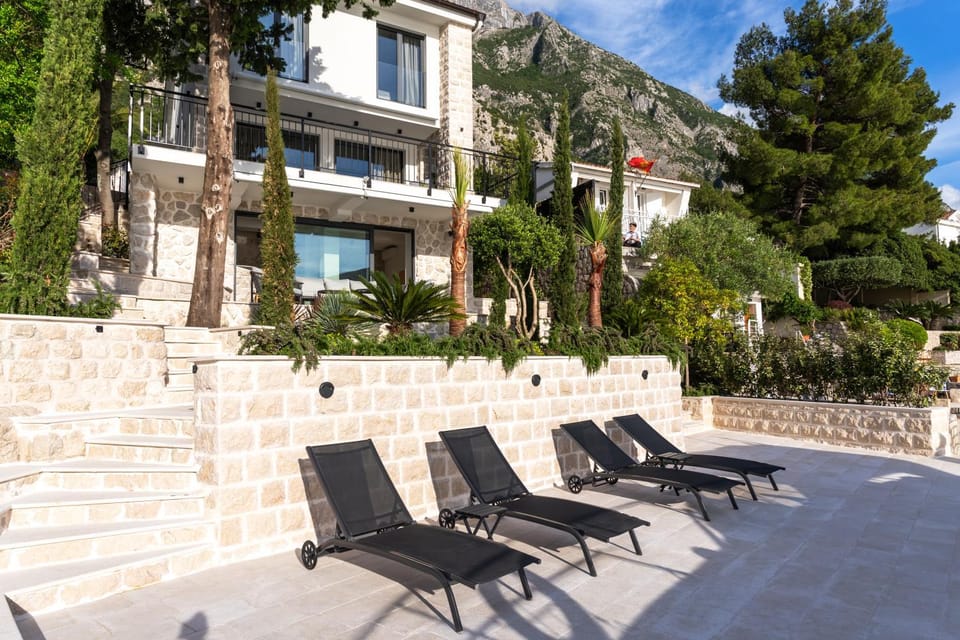Property building, Garden, Garden view, sunbed