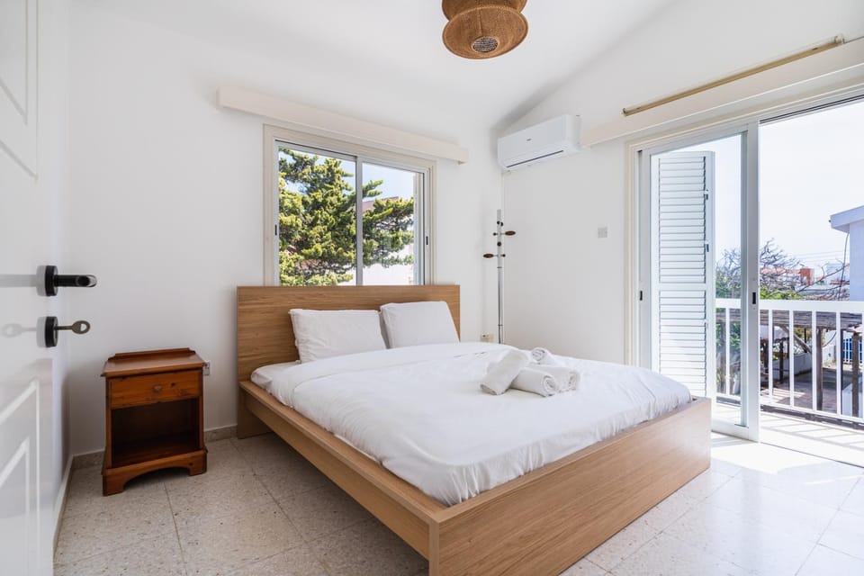 Bed, View (from property/room), Balcony/Terrace, Photo of the whole room, Bedroom, towels, air conditioner