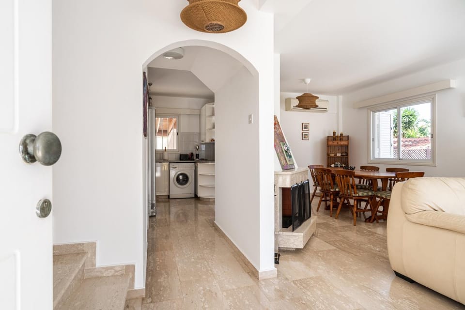 Kitchen or kitchenette, Living room, Seating area, Dining area, oven