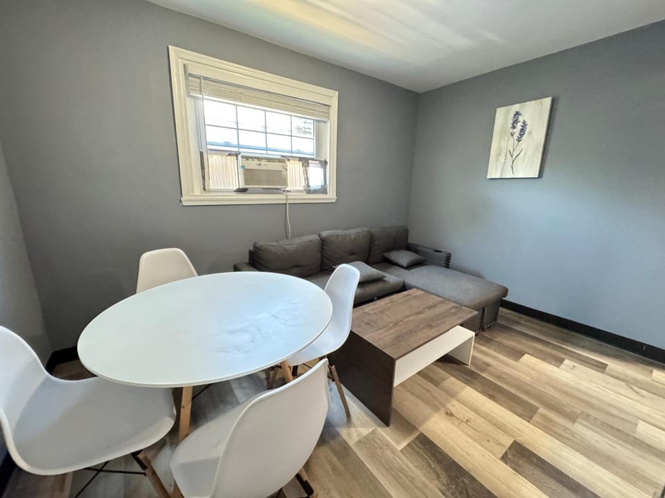 Urban retreat 2BR Spacious APT Free Parking Apartment in District of Columbia