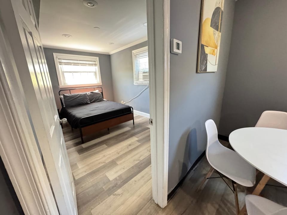 Urban retreat 2BR Spacious APT Free Parking Apartment in District of Columbia