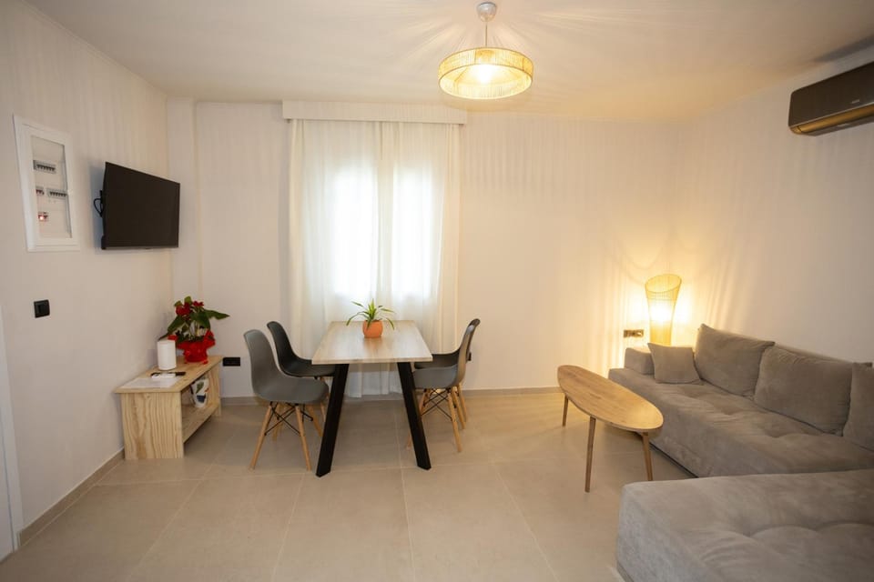 TV and multimedia, Living room, Seating area, Dining area, air conditioner