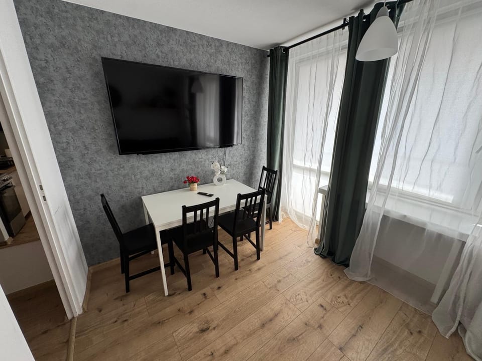Bed, TV and multimedia, Living room, Photo of the whole room, Dining area