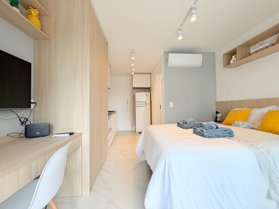 Bed, TV and multimedia, Photo of the whole room, Bedroom, wardrobe, air conditioner
