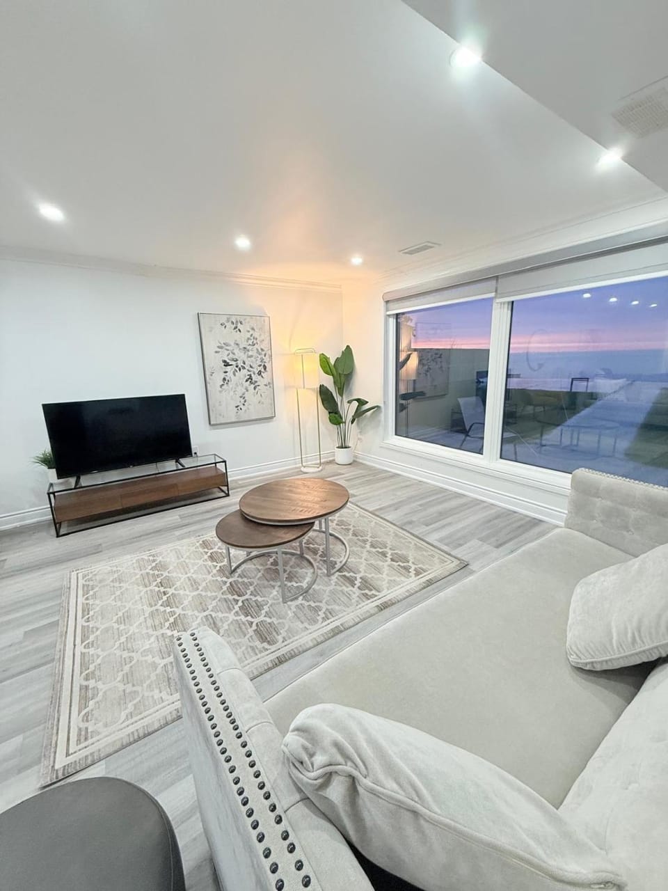 Lakeview retreat near Toronto and Niagara Villa in Hamilton