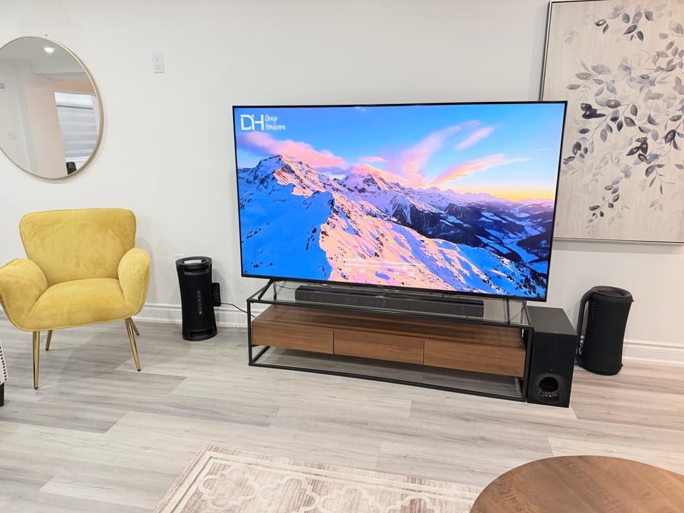 Lakeview retreat near Toronto and Niagara Villa in Hamilton
