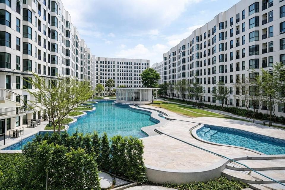 High Floor Peaceful Studio Near BTS Sukhumvit Apartment in Bangkok