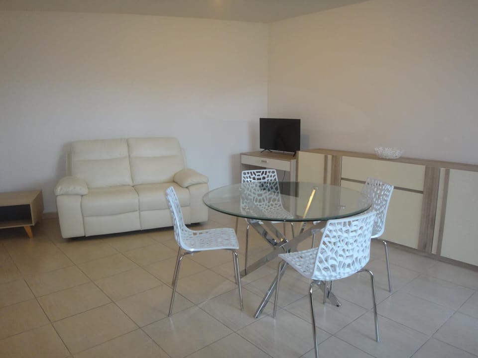 Charmant 2 p terrasse jardin la turbie Apartment in French Riviera