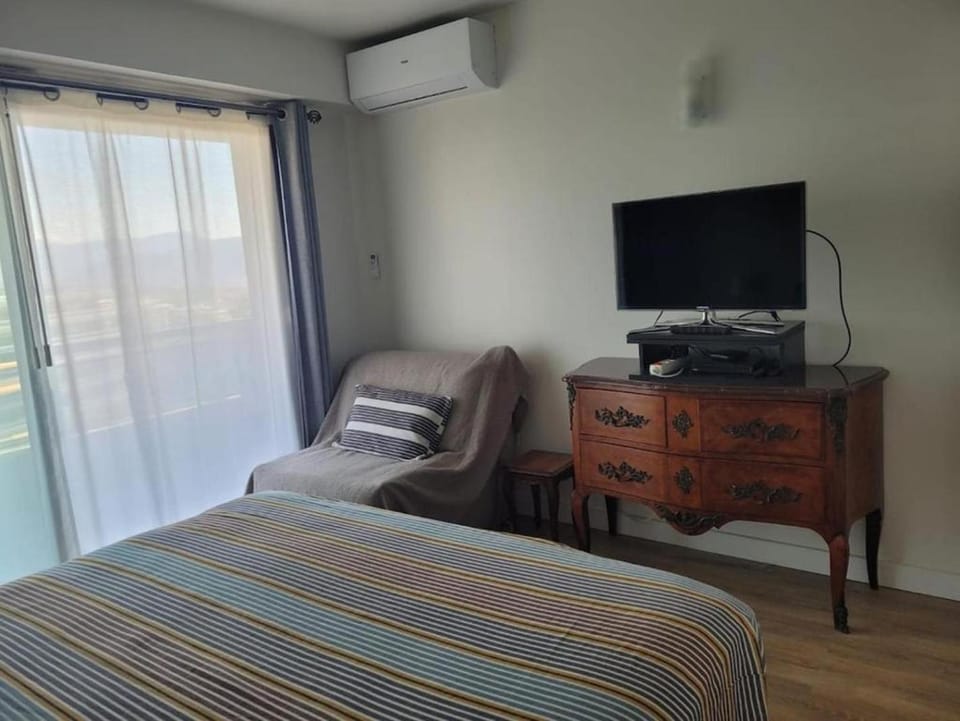 Bed, TV and multimedia, Photo of the whole room, Bedroom, air conditioner