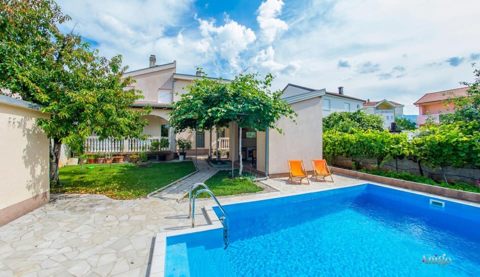 Property building, Garden, Garden view, Pool view, Swimming pool, sunbed