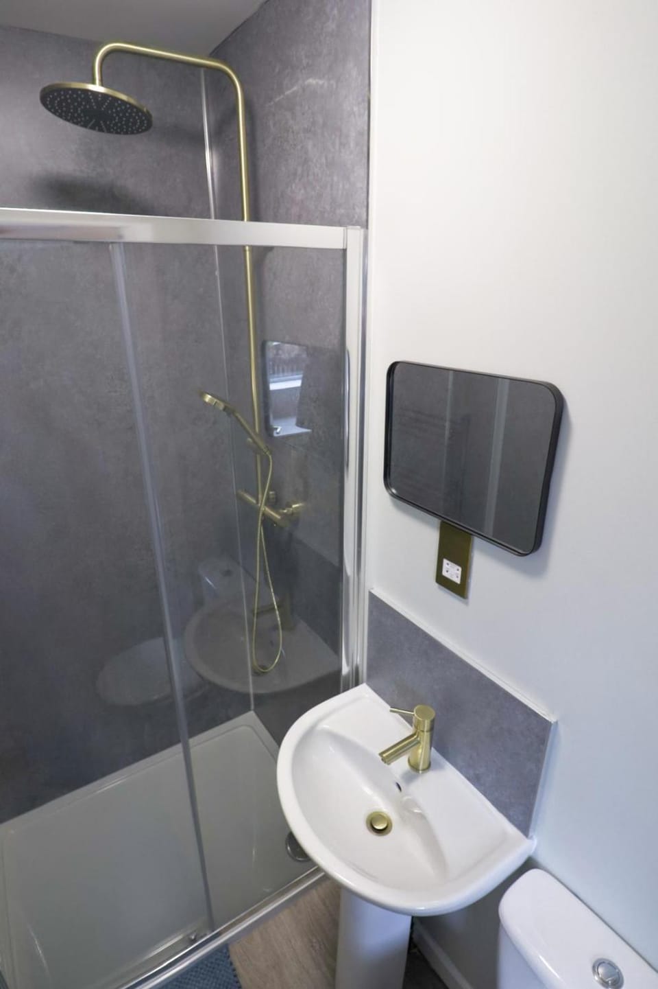 Deluxe Double 1 Suite Comfort, Style & Privacy House in Huddersfield