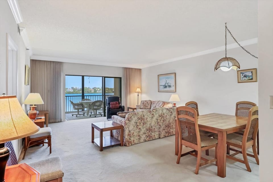 Buttonwood Cove 204B by FVC Apartment in Longboat Key