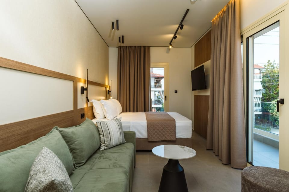 Bed, TV and multimedia, Living room, Photo of the whole room, Seating area, Bedroom