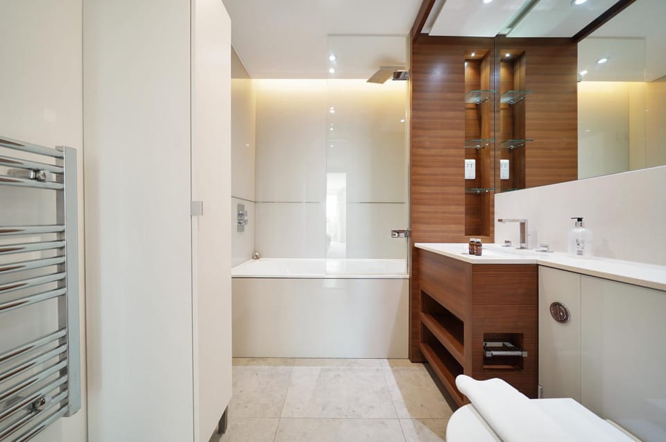 2 Bed 2 Bath Flat near Clapham Junction w/Parking Apartment in London