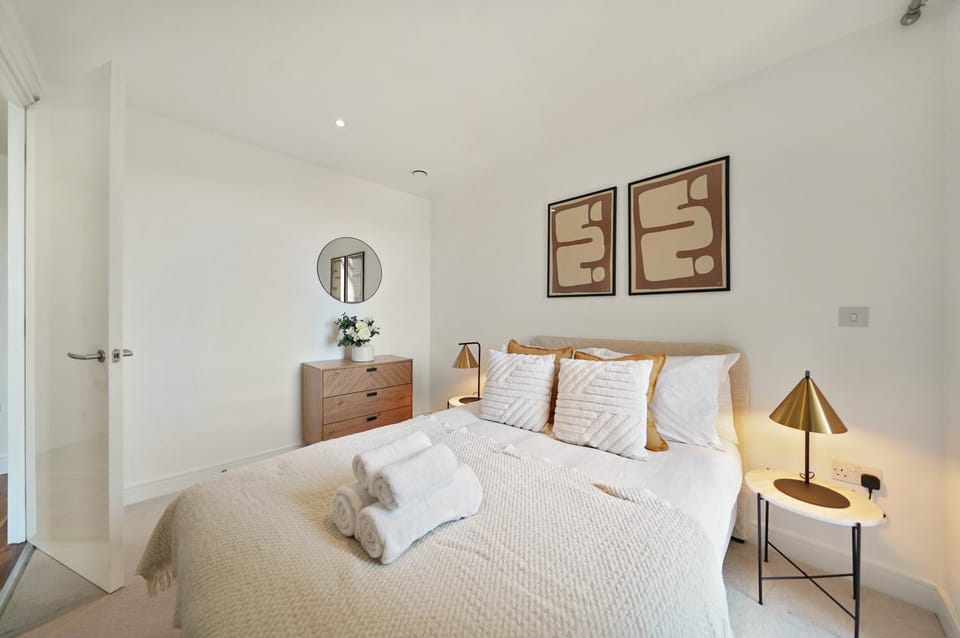 2 Bed 2 Bath Flat near Clapham Junction w/Parking Apartment in London