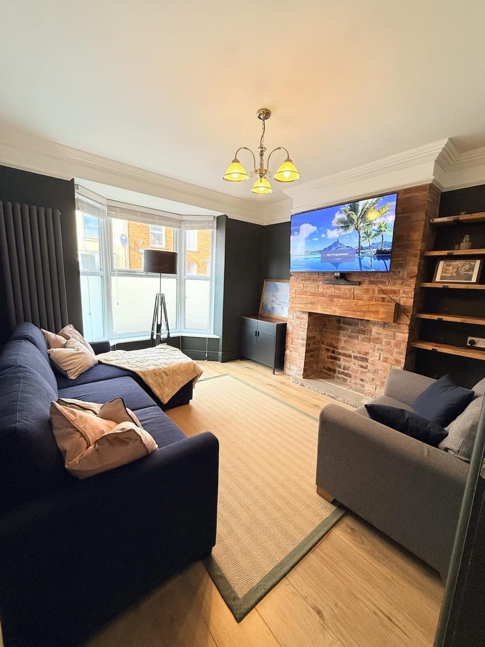 Modern 2 bed Home with Parking Sleeps 6 House in Lincoln