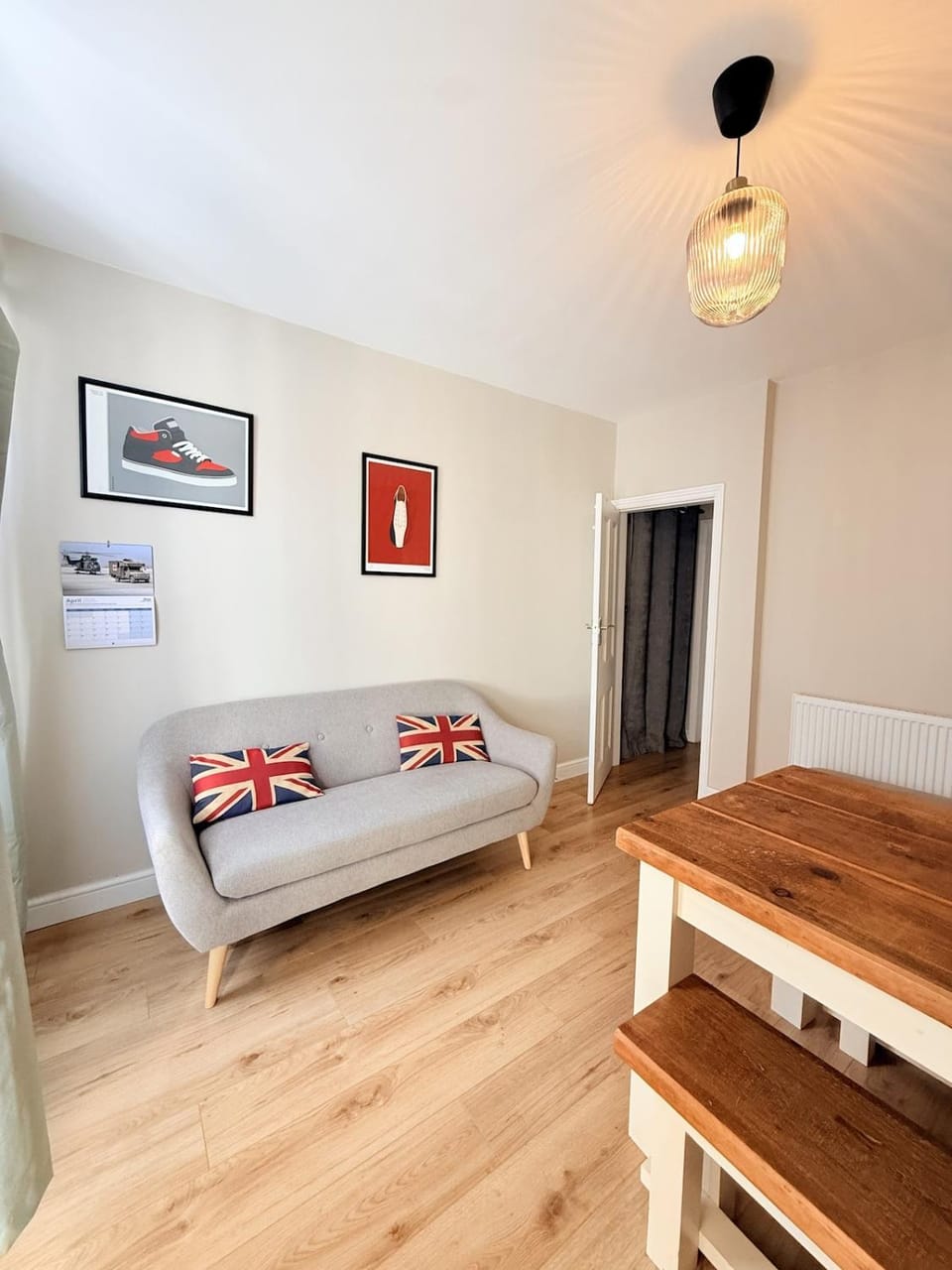 Modern 2 bed Home with Parking Sleeps 6 House in Lincoln