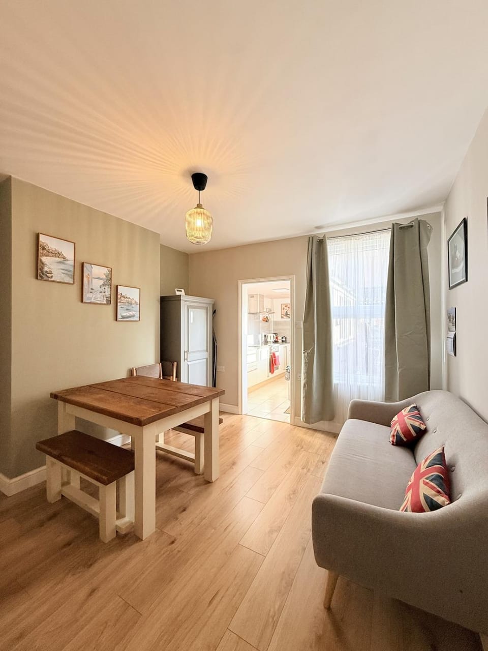 Modern 2 bed Home with Parking Sleeps 6 House in Lincoln