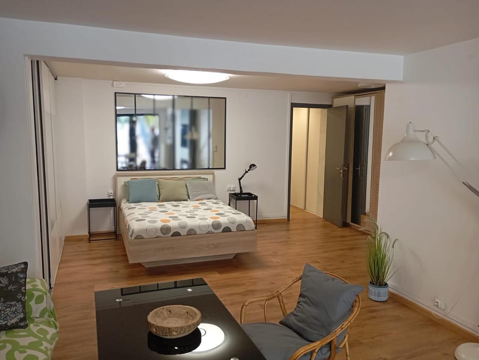 La Villa double bed male shared room daily stay 20h to 10h Vacation rental in Drancy